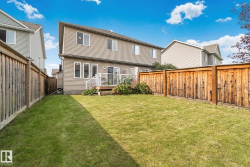 Expansive grassy yard with wood fencing - 9523 Simpson Crest Nw, Edmonton, AB 