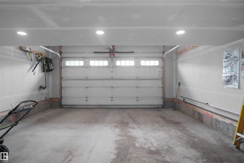 138 Henderson Link, Spruce Grove, AB - Indoor Photo Showing Garage