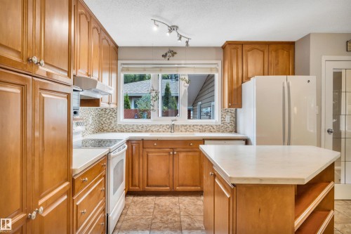 3 Flint Crescent, St. Albert, AB - Indoor Photo Showing Kitchen