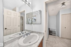 Main bathroom upstairs - 