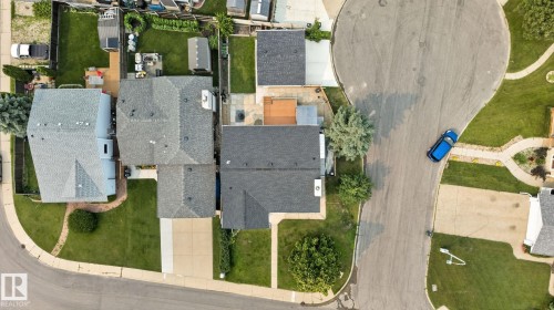 Residential property featuring a cul-de-sac location, paved driveway, mature landscaping, and a fenced backyard - 9530 174 Avenue Nw, Edmonton, AB - Outdoor