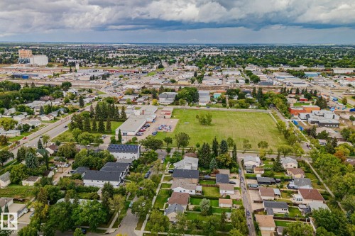 Expansive neighborhood featuring residential homes, commercial properties, and a large open field - 11935 125 Street Nw, Edmonton, AB 
