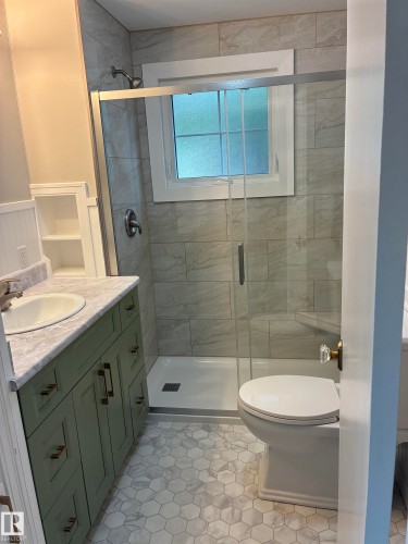 5240 55 Avenue, Viking, AB - Indoor Photo Showing Bathroom