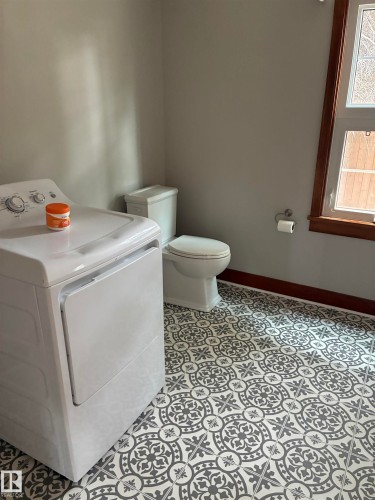 5240 55 Avenue, Viking, AB - Indoor Photo Showing Laundry Room