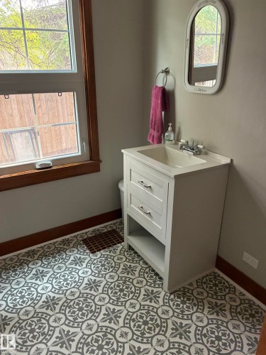 5240 55 Avenue, Viking, AB - Indoor