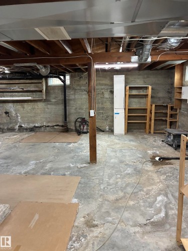 5240 55 Avenue, Viking, AB - Indoor Photo Showing Garage