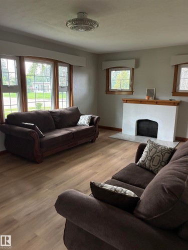 5240 55 Avenue, Viking, AB - Indoor Photo Showing Living Room