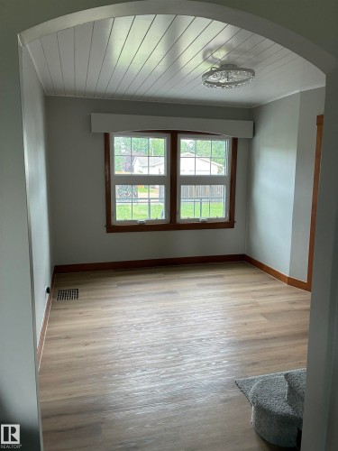 5240 55 Avenue, Viking, AB - Indoor Photo Showing Other Room