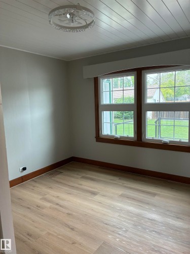 5240 55 Avenue, Viking, AB - Indoor Photo Showing Other Room