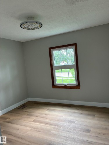 5240 55 Avenue, Viking, AB - Indoor Photo Showing Other Room