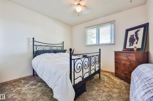 Recessed window with blinds, ceiling fan with integrated lighting, and carpeted flooring - 9 Hawkins Crescent, Sherwood Park, AB 