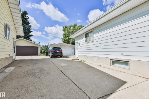 Paved driveway leading to a detached garage - 9 Hawkins Crescent, Sherwood Park, AB 