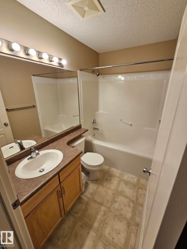 4-Piece Bathroom on Main - 4315 151 Avenue Nw, Edmonton, AB 
