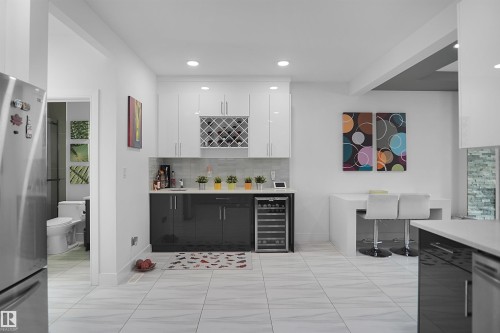 6532 175 Avenue Nw, Edmonton, AB - Indoor Photo Showing Kitchen
