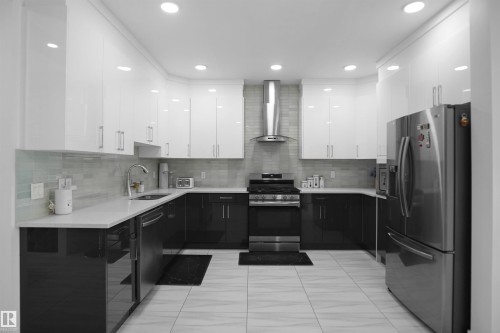 6532 175 Avenue Nw, Edmonton, AB - Indoor Photo Showing Kitchen With Upgraded Kitchen