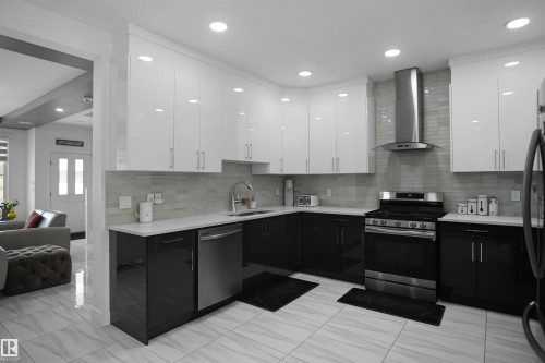 6532 175 Avenue Nw, Edmonton, AB - Indoor Photo Showing Kitchen With Upgraded Kitchen