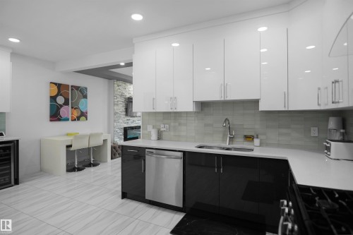 6532 175 Avenue Nw, Edmonton, AB - Indoor Photo Showing Kitchen With Double Sink