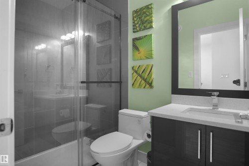 6532 175 Avenue Nw, Edmonton, AB - Indoor Photo Showing Bathroom