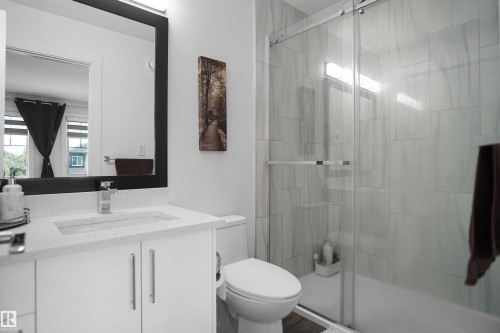 6532 175 Avenue Nw, Edmonton, AB - Indoor Photo Showing Bathroom
