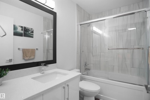 6532 175 Avenue Nw, Edmonton, AB - Indoor Photo Showing Bathroom