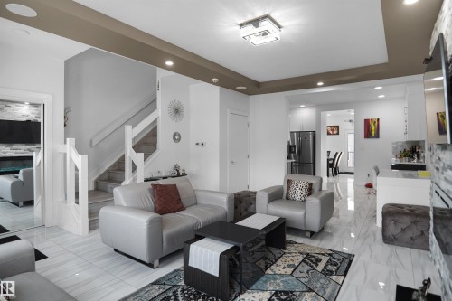6532 175 Avenue Nw, Edmonton, AB - Indoor Photo Showing Living Room