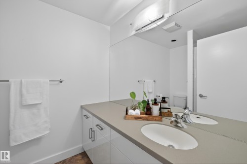 #701 10028 119 St Nw, Edmonton, AB - Indoor Photo Showing Bathroom