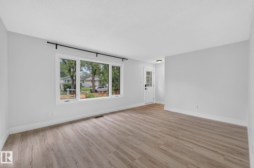 9258 91 Street Nw, Edmonton, AB - Indoor Photo Showing Living Room