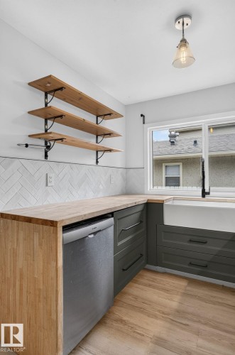 9258 91 Street Nw, Edmonton, AB - Indoor