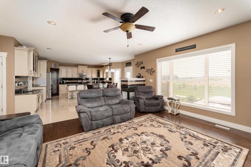 107 Mcdowell Wynd, Leduc, AB - Indoor Photo Showing Living Room