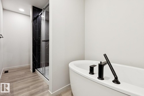 3290 Kulay Way Sw, Edmonton, AB - Indoor Photo Showing Bathroom