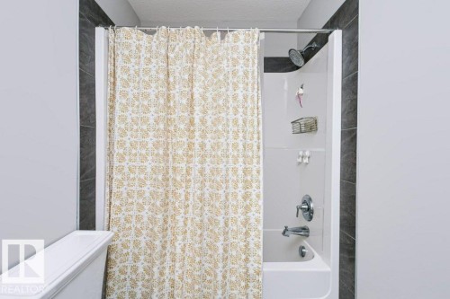 3496 Weidle Way Sw, Edmonton, AB - Indoor Photo Showing Bathroom