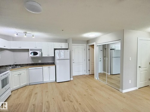 #103 5350 199 St Nw, Edmonton, AB - Indoor Photo Showing Kitchen