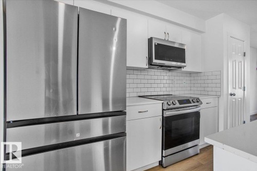 12 Elliot Wynd, Fort Saskatchewan, AB - Indoor Photo Showing Kitchen With Upgraded Kitchen