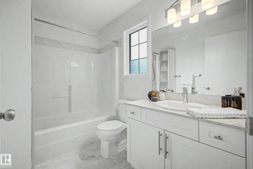 12120 177 Avenue Nw, Edmonton, AB - Indoor Photo Showing Bathroom