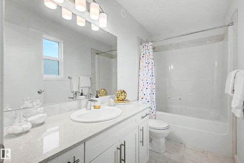 12120 177 Avenue Nw, Edmonton, AB - Indoor Photo Showing Bathroom