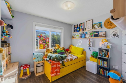 Wood-finish flooring with light gray walls - 7 Etoile Cres, St. Albert, AB 
