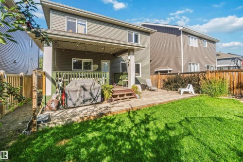 Manicured lawn, wood-finish privacy fencing, and a multi-level wood deck - 7 Etoile Cres, St. Albert, AB 