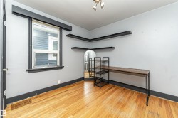 Wood-finish flooring with a light tone - 