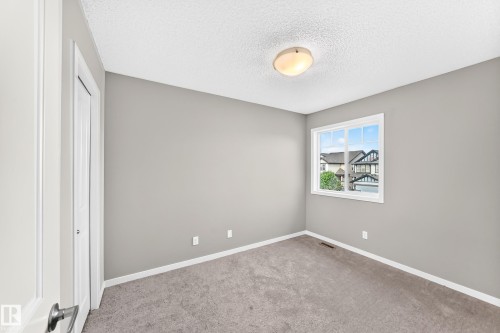 5633 175A Avenue Nw, Edmonton, AB 