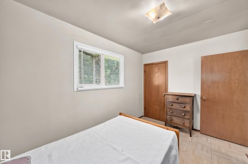 Neutral wall finishes with a single window featuring blinds - 15703 84 Avenue Nw, Edmonton, AB - Indoor Photo Showing Bedroom