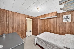 Wood-panel wall finishes with a drop ceiling - 