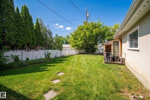 Expansive lawn with concrete stepping stones, perimeter fencing, and mature trees - 13512 111 Street Nw, Edmonton, AB 