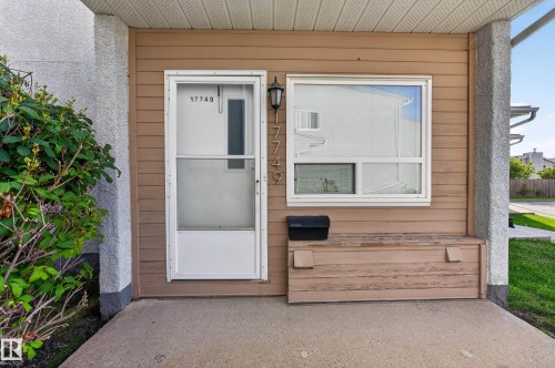 Covered entry with concrete flooring, side paneling, and an overhead light fixture - 17749 95 Street Nw, Edmonton, AB 