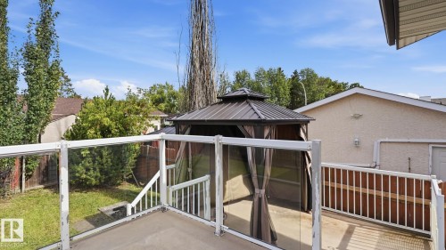 Raised deck with glass panel railing - 12208 146 Avenue Nw, Edmonton, AB 