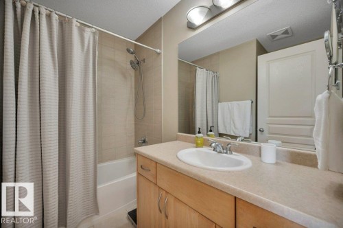 family bathroom - 739 Haliburton Crescent Nw, Edmonton, AB 