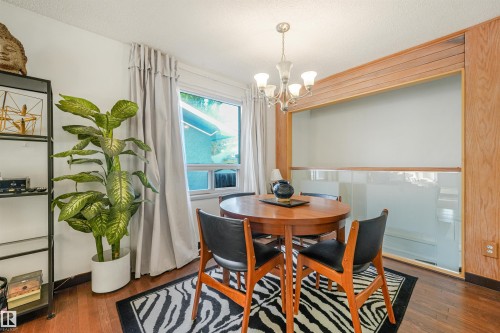 4708 Malmo Road Nw, Edmonton, AB - Indoor Photo Showing Dining Room