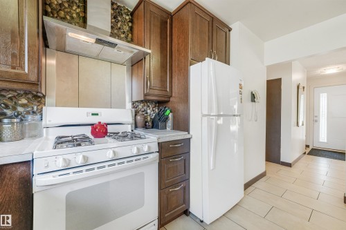 4708 Malmo Road Nw, Edmonton, AB - Indoor Photo Showing Kitchen