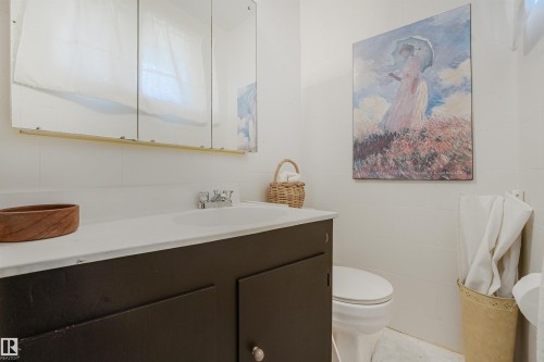 4708 Malmo Road Nw, Edmonton, AB - Indoor Photo Showing Bathroom