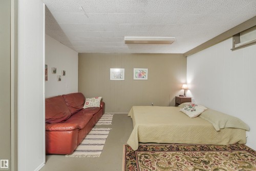 4708 Malmo Road Nw, Edmonton, AB - Indoor Photo Showing Bedroom