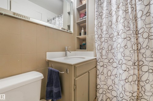 4708 Malmo Road Nw, Edmonton, AB - Indoor Photo Showing Bathroom